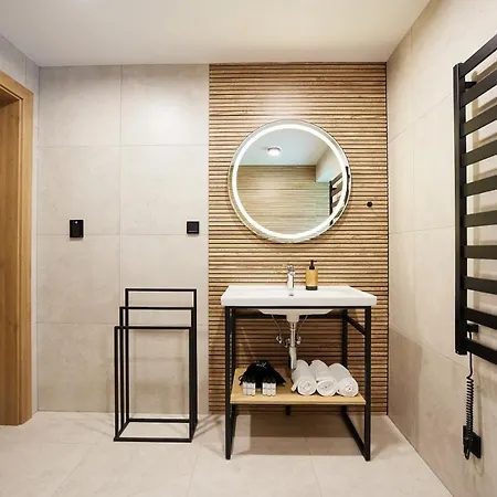 Everest Apartment